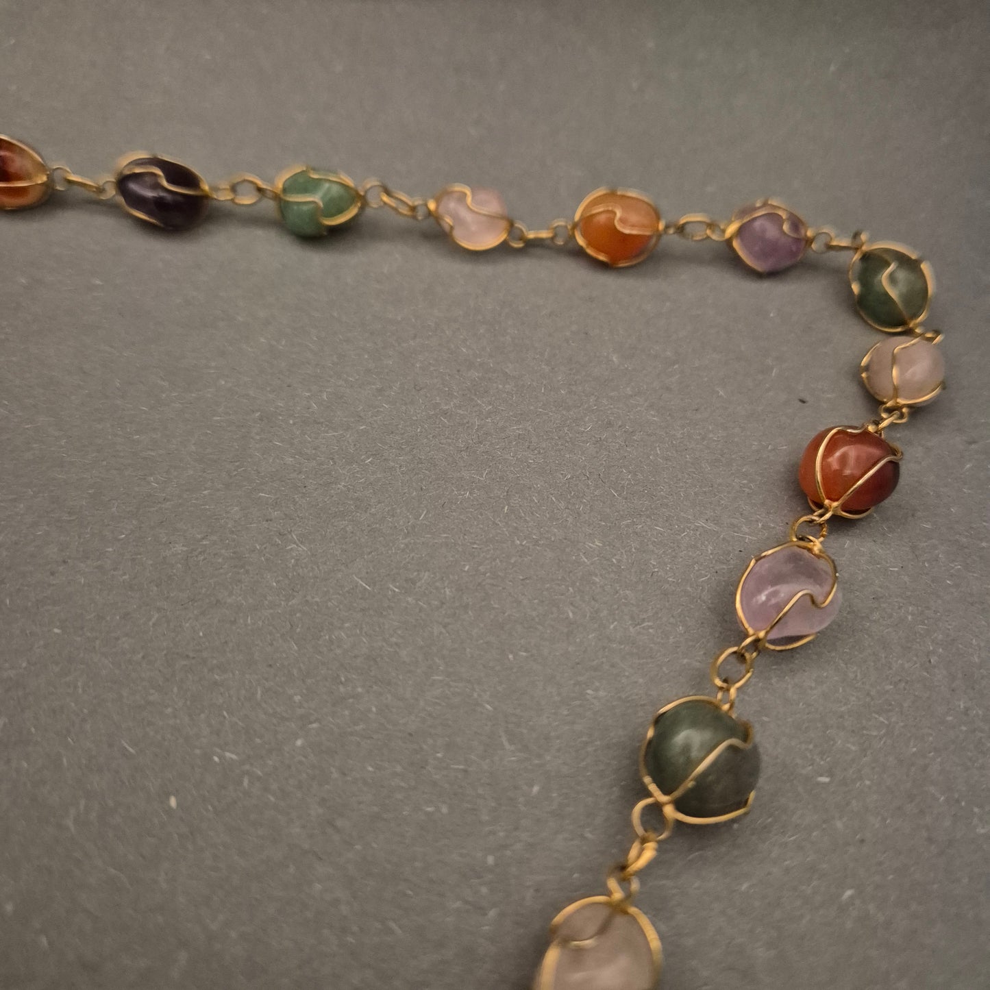 Bunte Edelstein Halskette mit Golddraht – Natürliche Eleganz