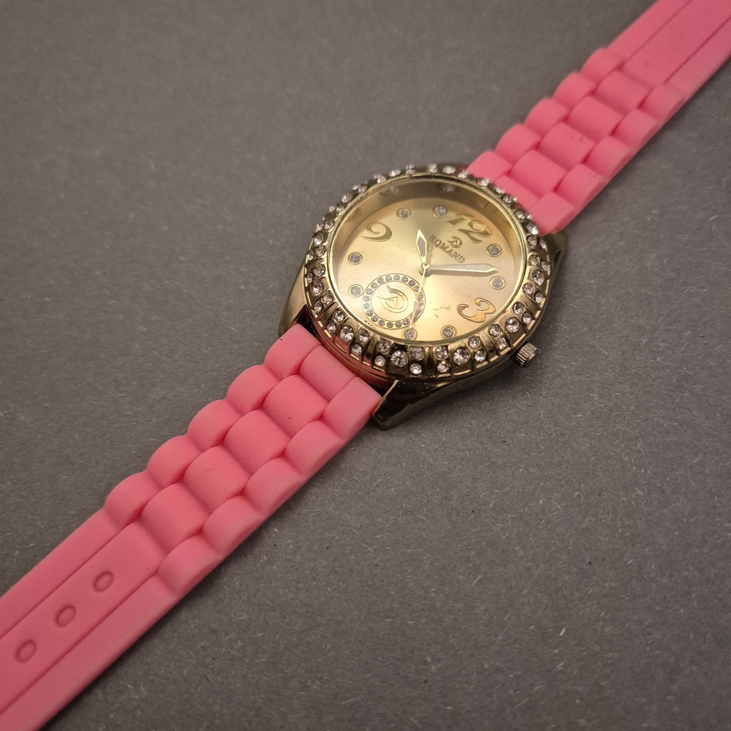 Roland Damen Uhr mit Strassbesatz – Glamour trifft Pink