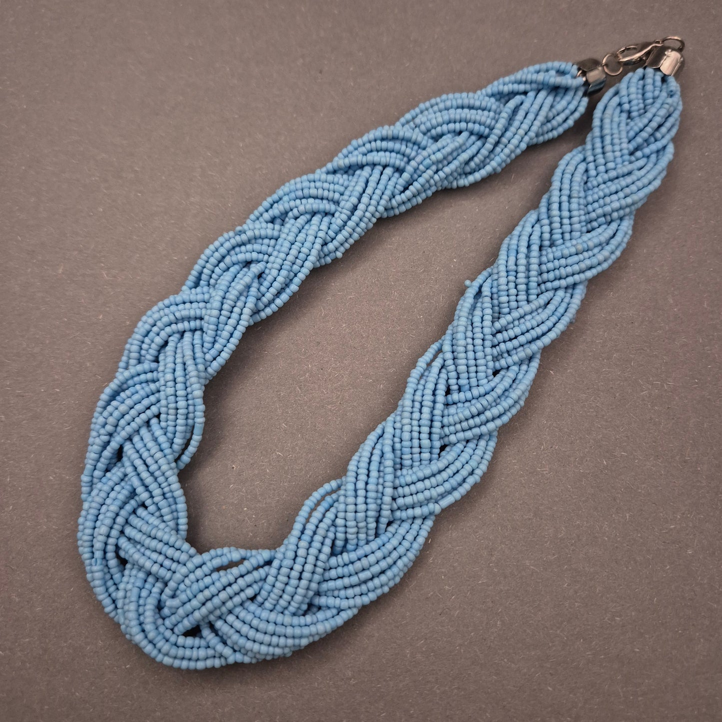 Geflochtene Perlen Halskette in Hellblau – Sommerliches Statement
