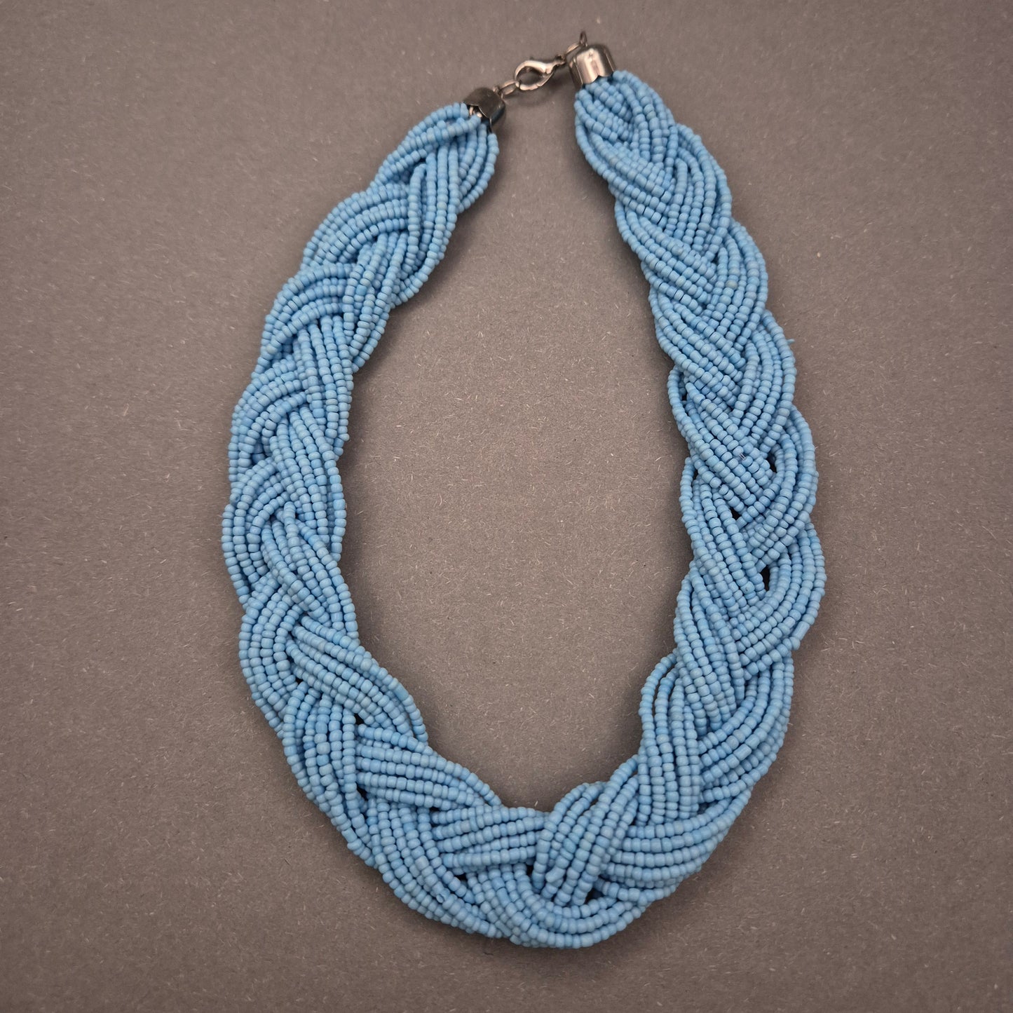 Geflochtene Perlen Halskette in Hellblau – Sommerliches Statement