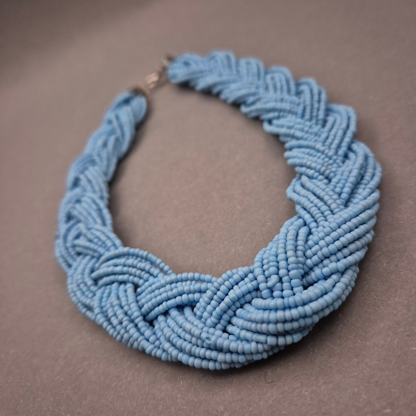 Geflochtene Perlen Halskette in Hellblau – Sommerliches Statement