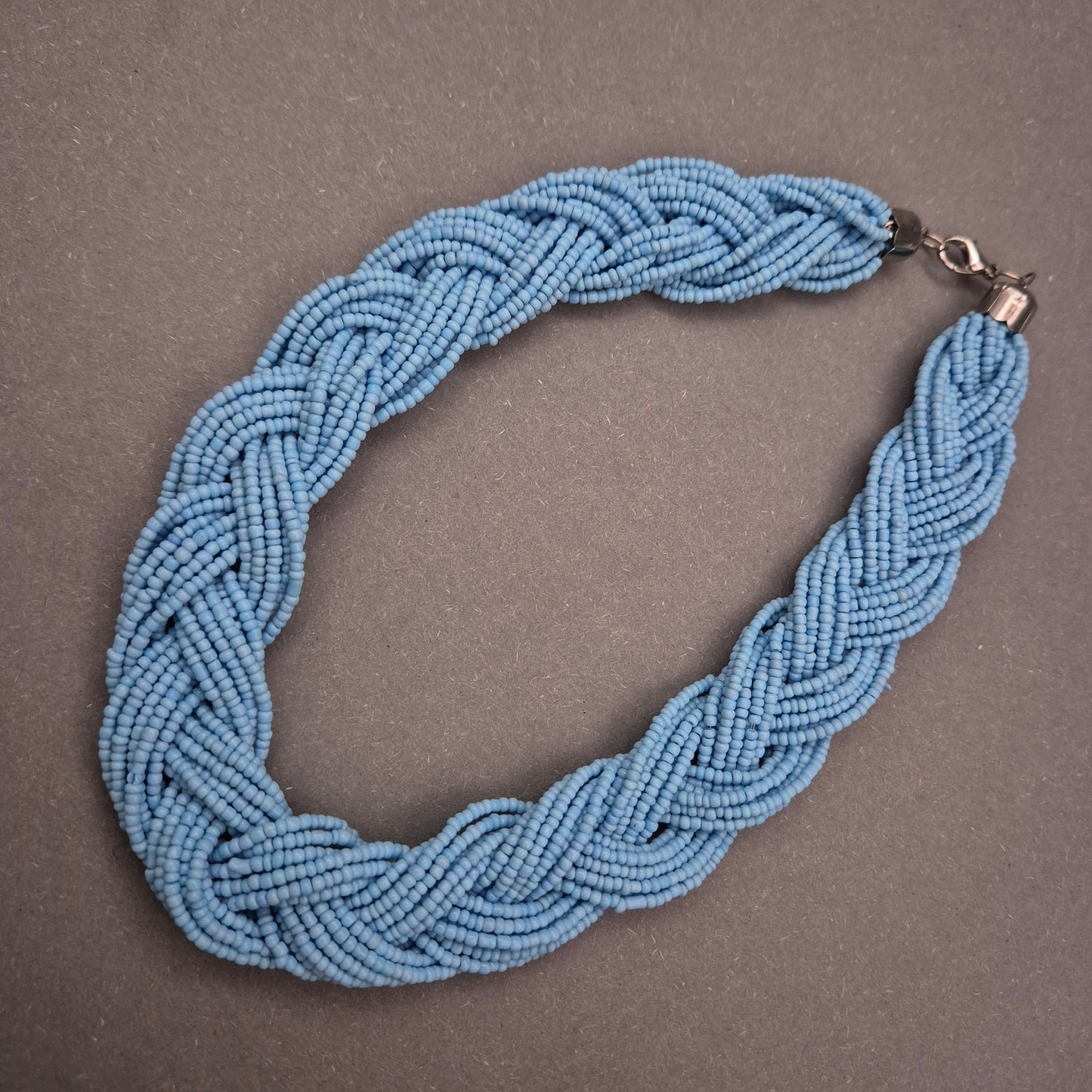 Geflochtene Perlen Halskette in Hellblau – Sommerliches Statement