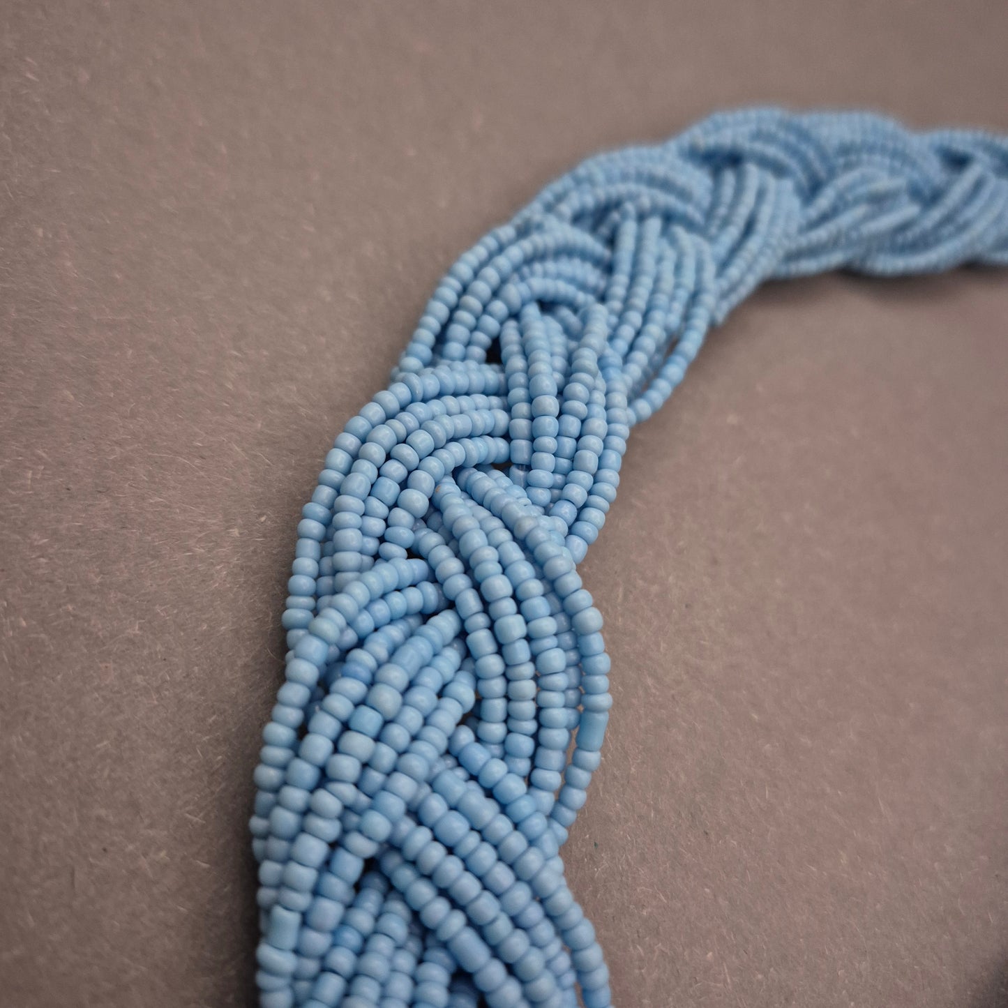 Geflochtene Perlen Halskette in Hellblau – Sommerliches Statement