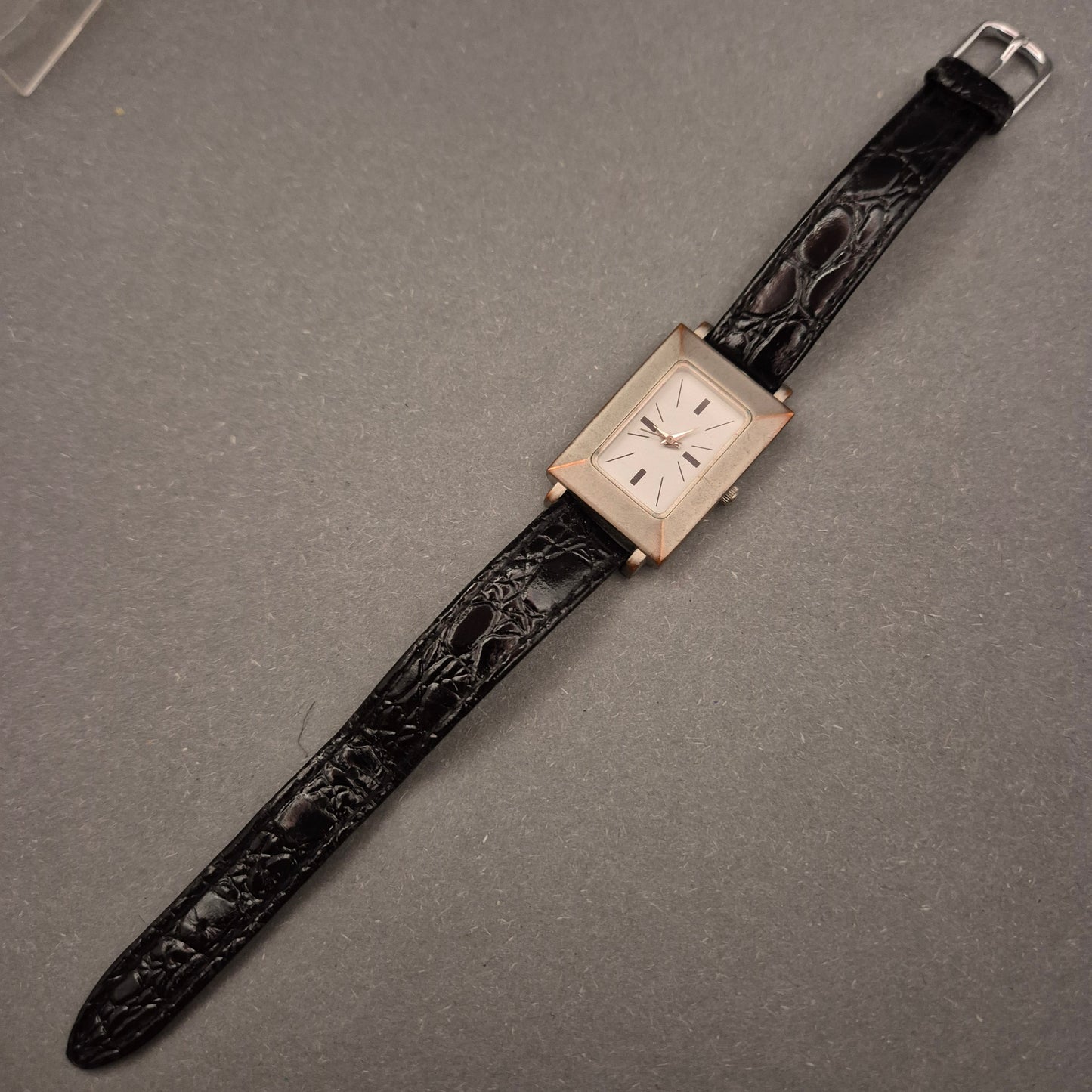 Rechteckige Damen Uhr mit schwarzem Lederarmband – Schlicht und modern