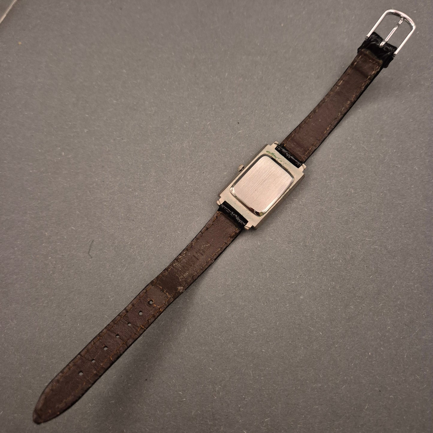 Rechteckige Damen Uhr mit schwarzem Lederarmband – Schlicht und modern