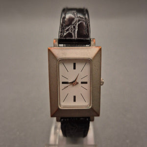Rechteckige Damen Uhr mit schwarzem Lederarmband – Schlicht und modern