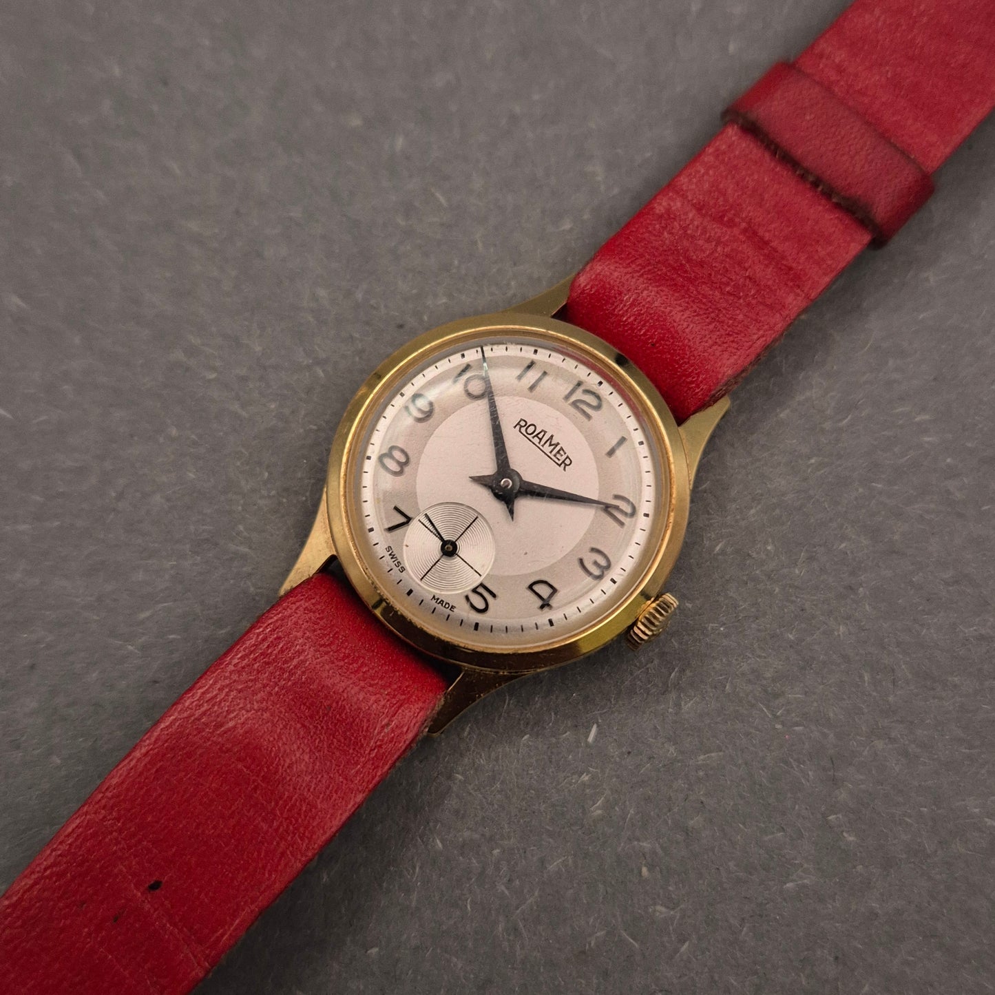 Klassische Roamer Damen Uhr – Schweizer Qualität mit rotem Lederband