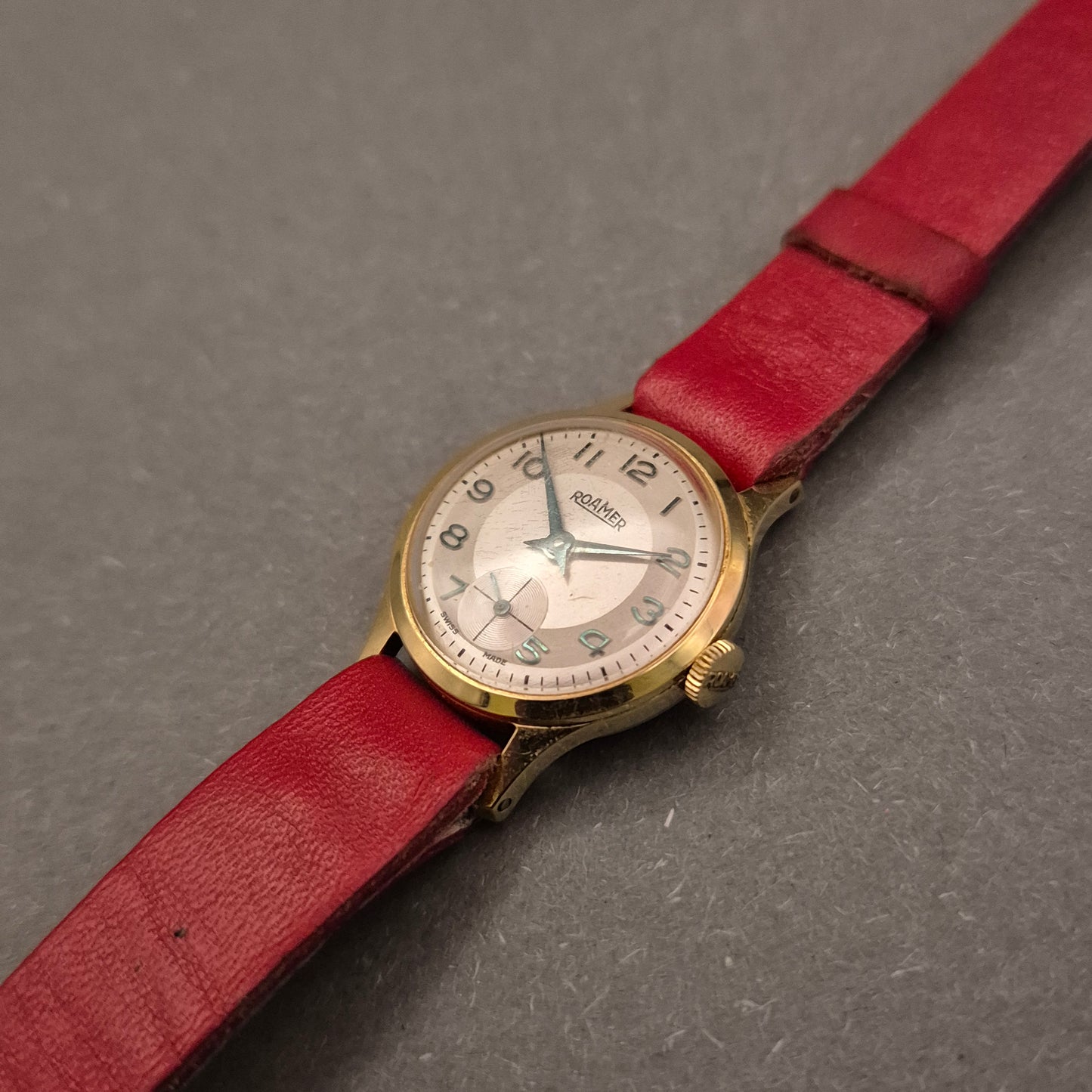 Klassische Roamer Damen Uhr – Schweizer Qualität mit rotem Lederband