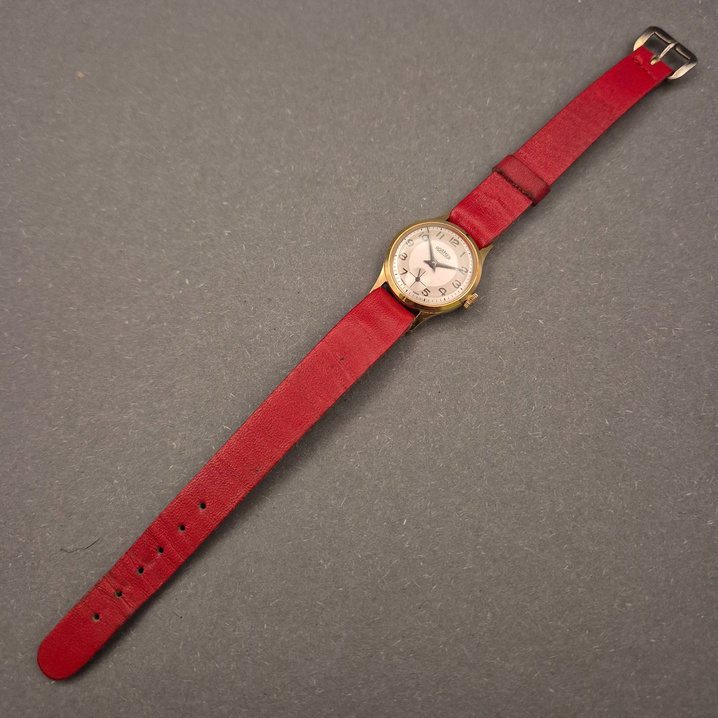 Klassische Roamer Damen Uhr – Schweizer Qualität mit rotem Lederband