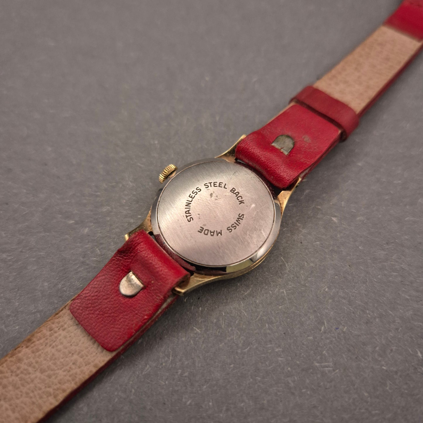 Klassische Roamer Damen Uhr – Schweizer Qualität mit rotem Lederband