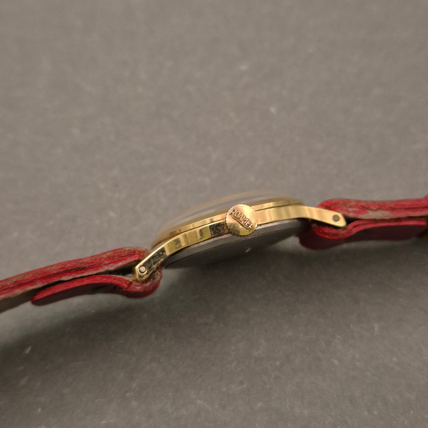 Klassische Roamer Damen Uhr – Schweizer Qualität mit rotem Lederband