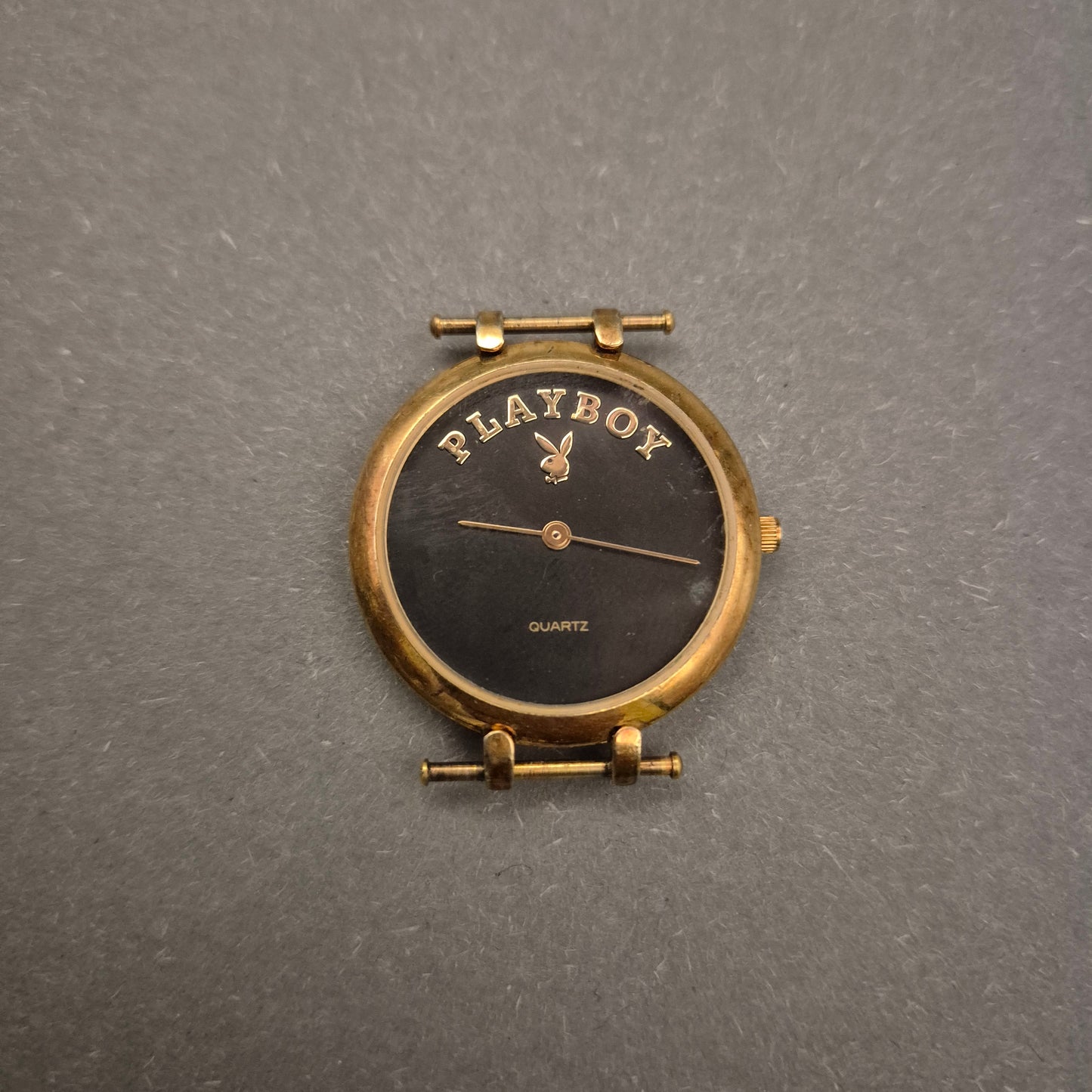 Playboy Damen Uhr – Vergoldetes Gehäuse mit schwarzem Zifferblatt