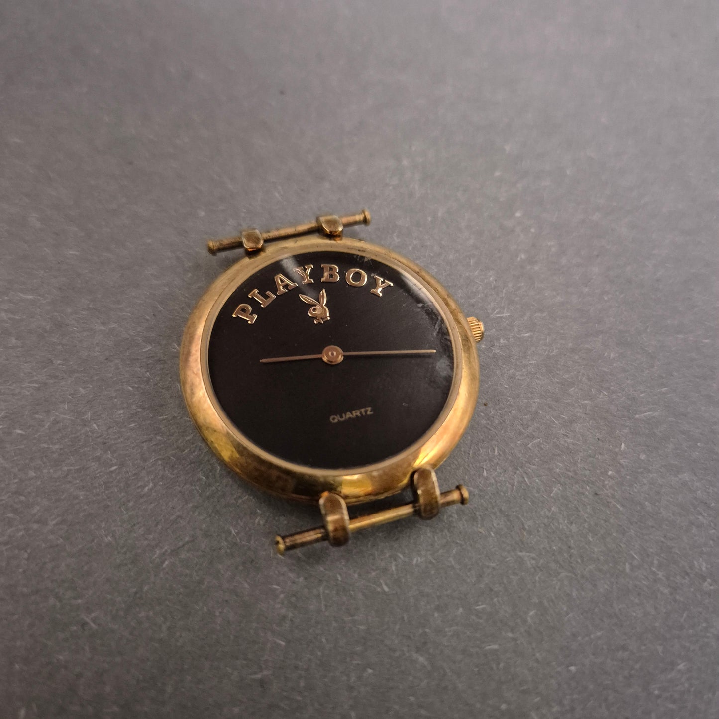 Playboy Damen Uhr – Vergoldetes Gehäuse mit schwarzem Zifferblatt