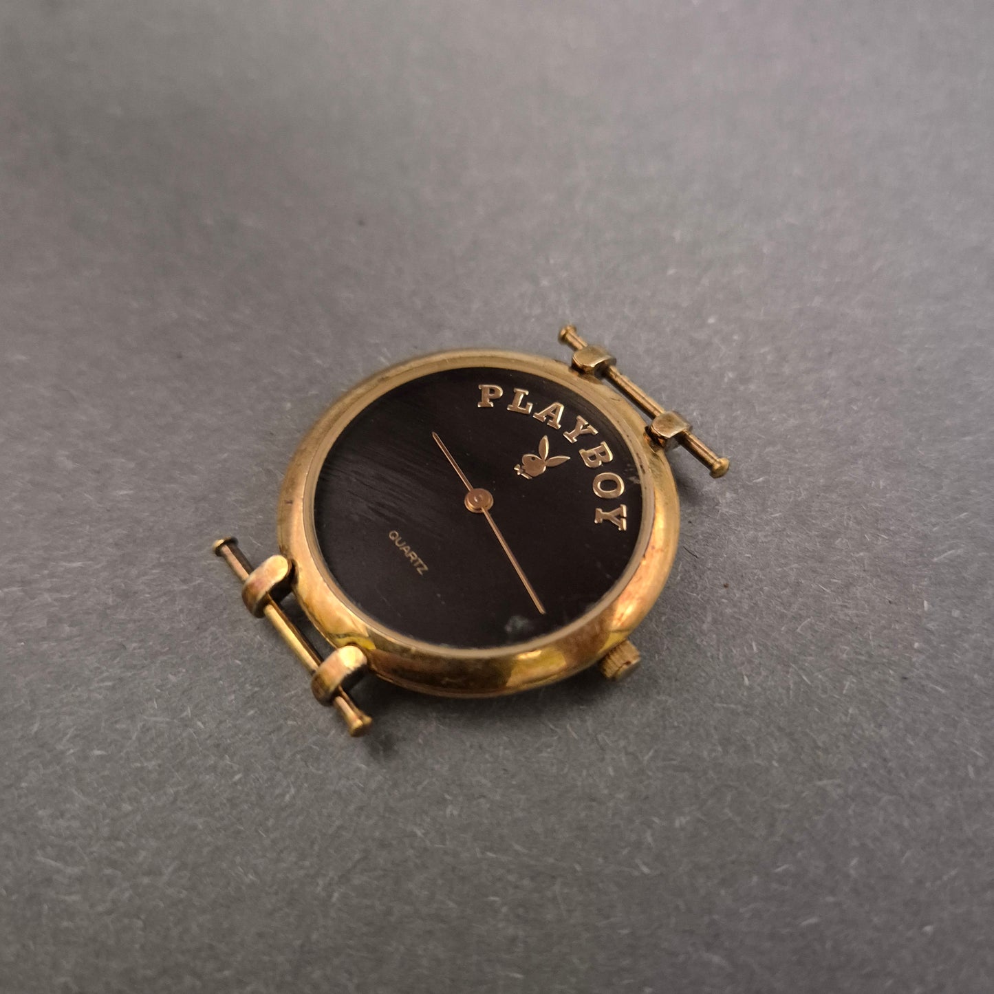 Playboy Damen Uhr – Vergoldetes Gehäuse mit schwarzem Zifferblatt