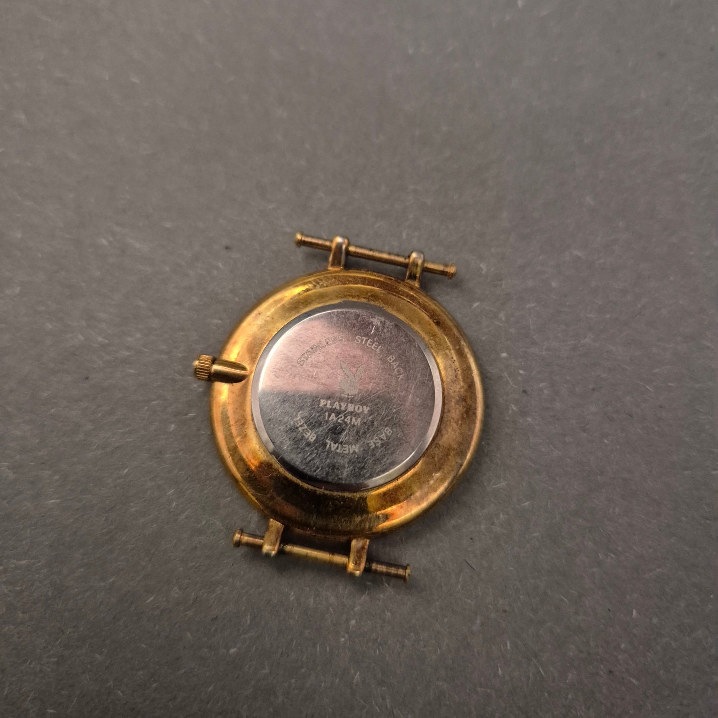 Playboy Damen Uhr – Vergoldetes Gehäuse mit schwarzem Zifferblatt