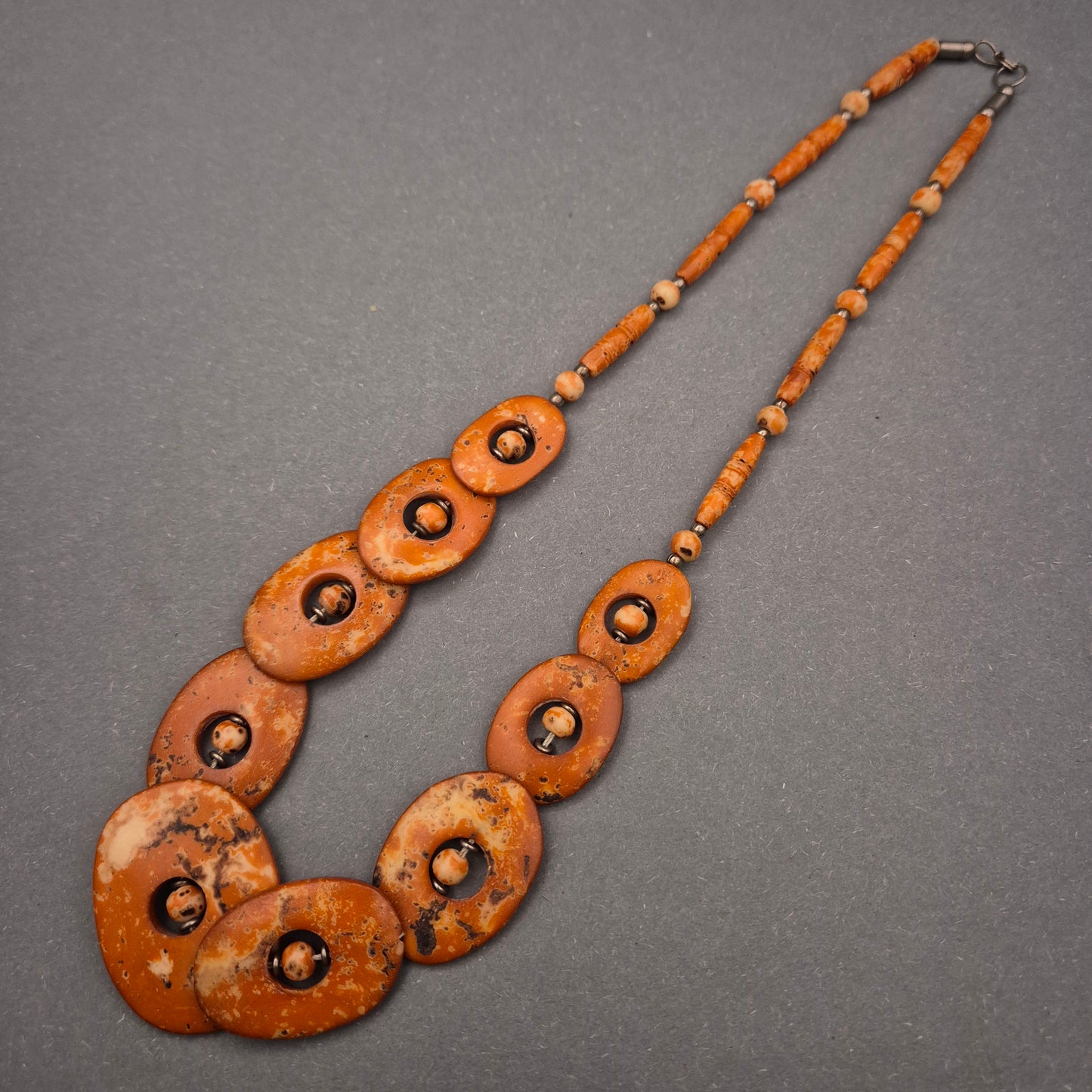 Naturstein Halskette in Erdtönen – Handgefertigter Vintage-Look