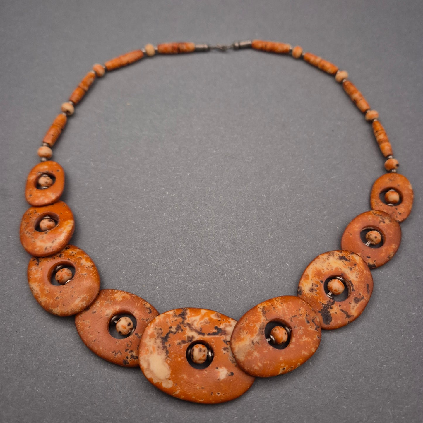 Naturstein Halskette in Erdtönen – Handgefertigter Vintage-Look