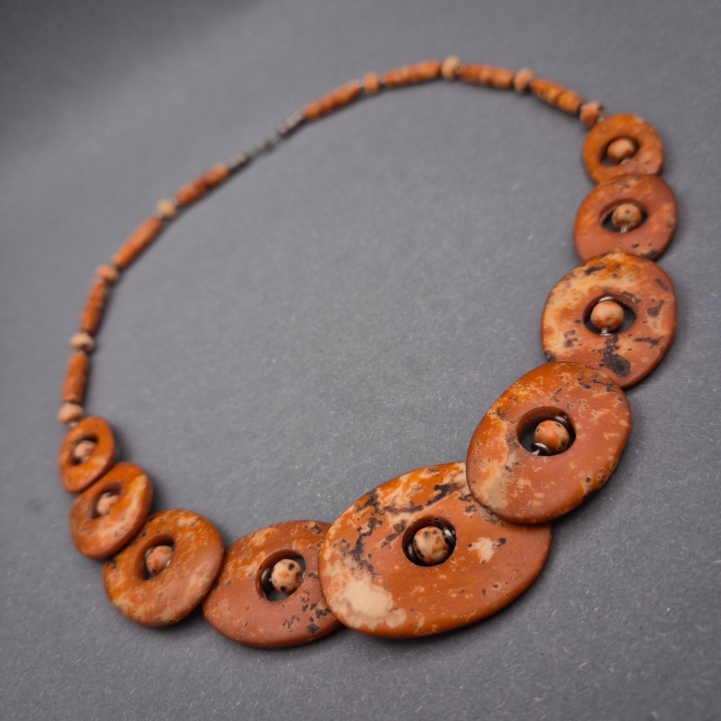 Naturstein Halskette in Erdtönen – Handgefertigter Vintage-Look