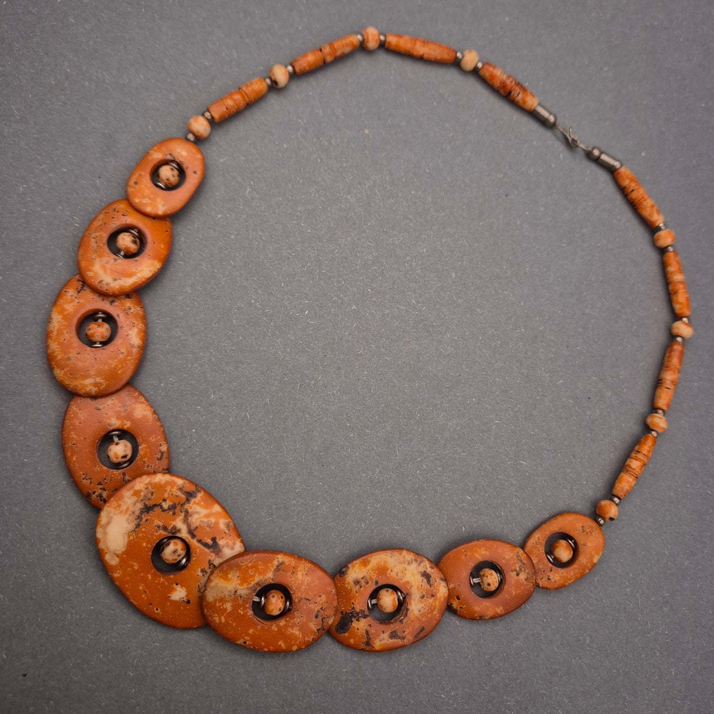 Naturstein Halskette in Erdtönen – Handgefertigter Vintage-Look