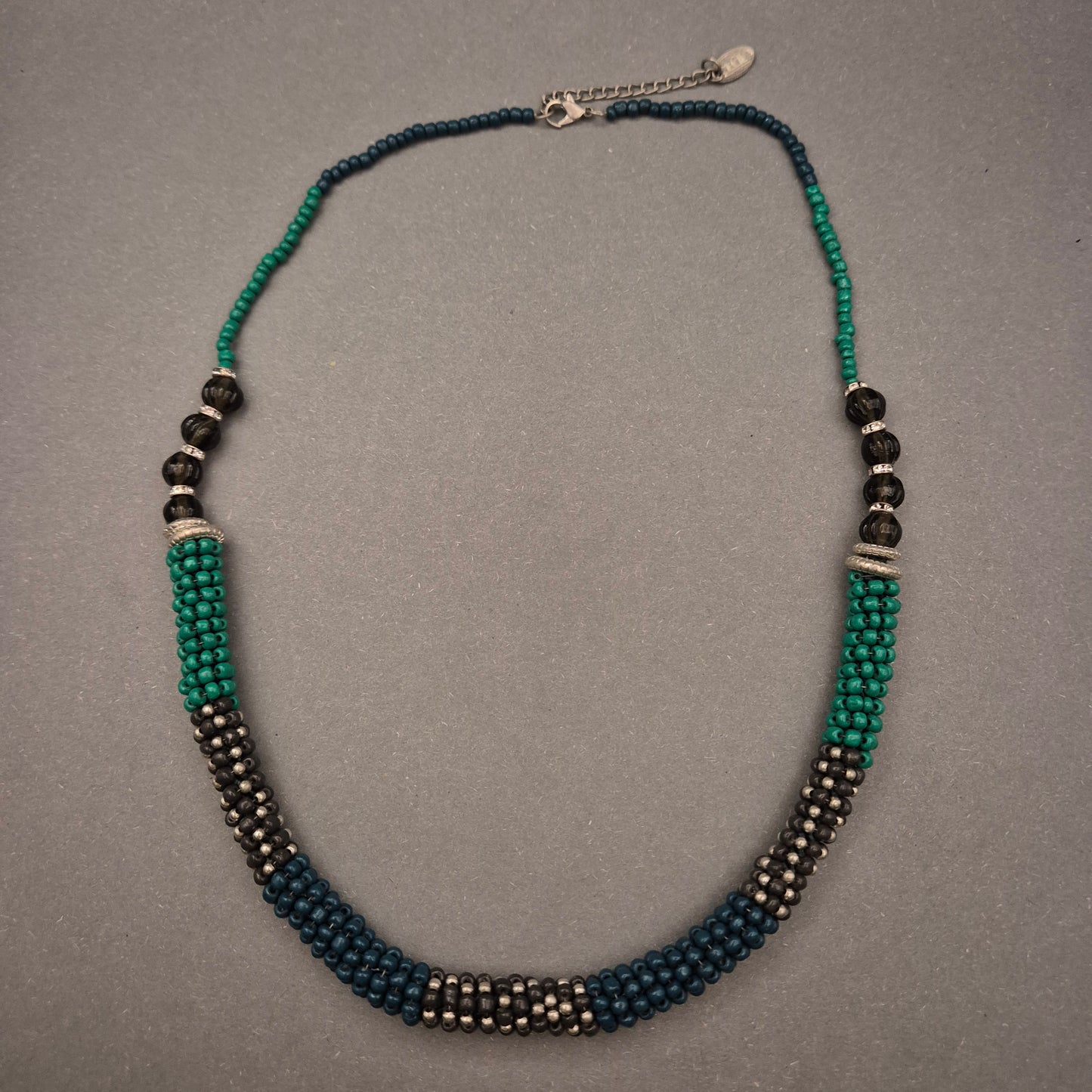 Perlen Halskette in Blau-Grün-Schwarz – Handgearbeitet im Ethno-Stil