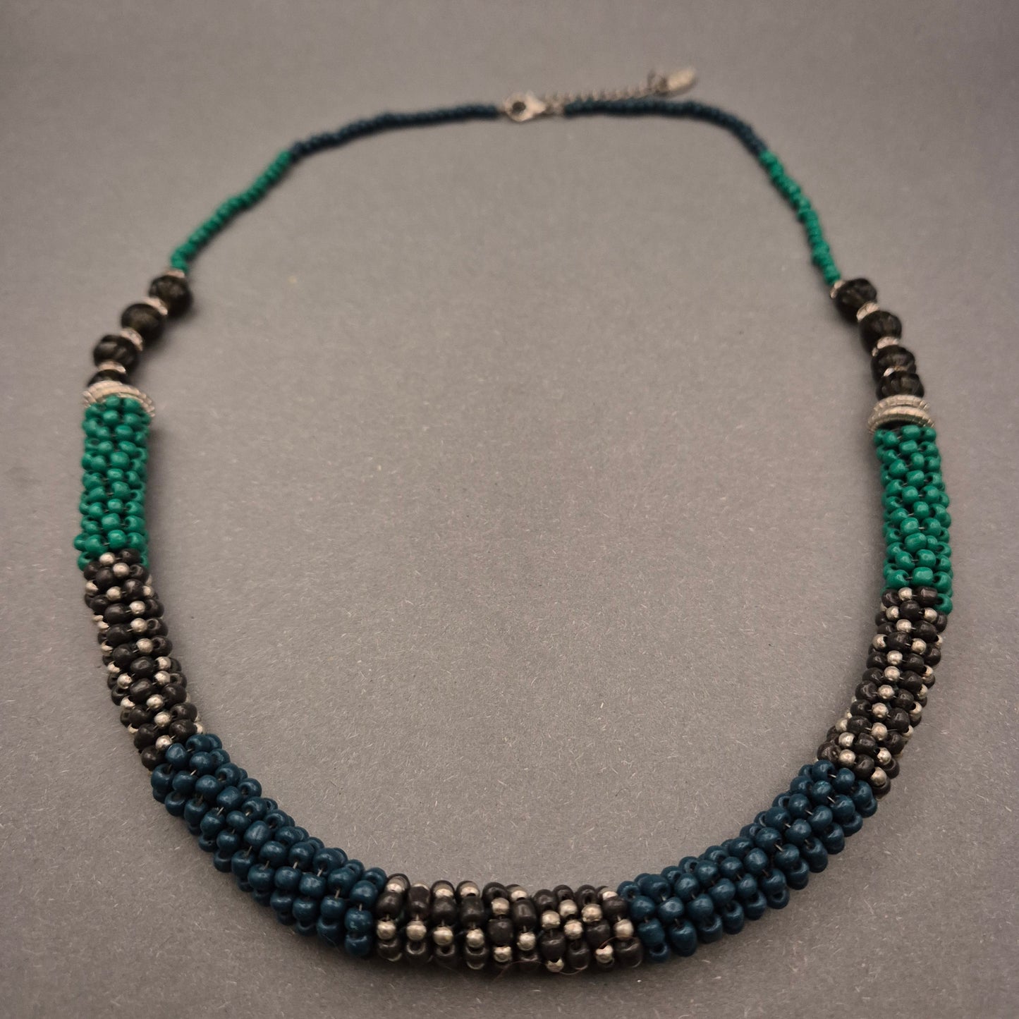 Perlen Halskette in Blau-Grün-Schwarz – Handgearbeitet im Ethno-Stil