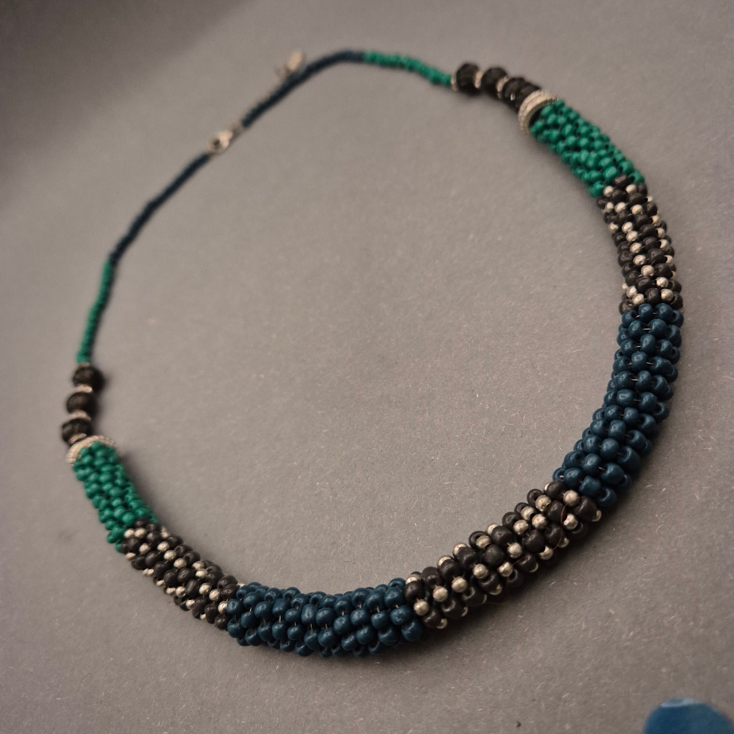 Perlen Halskette in Blau-Grün-Schwarz – Handgearbeitet im Ethno-Stil