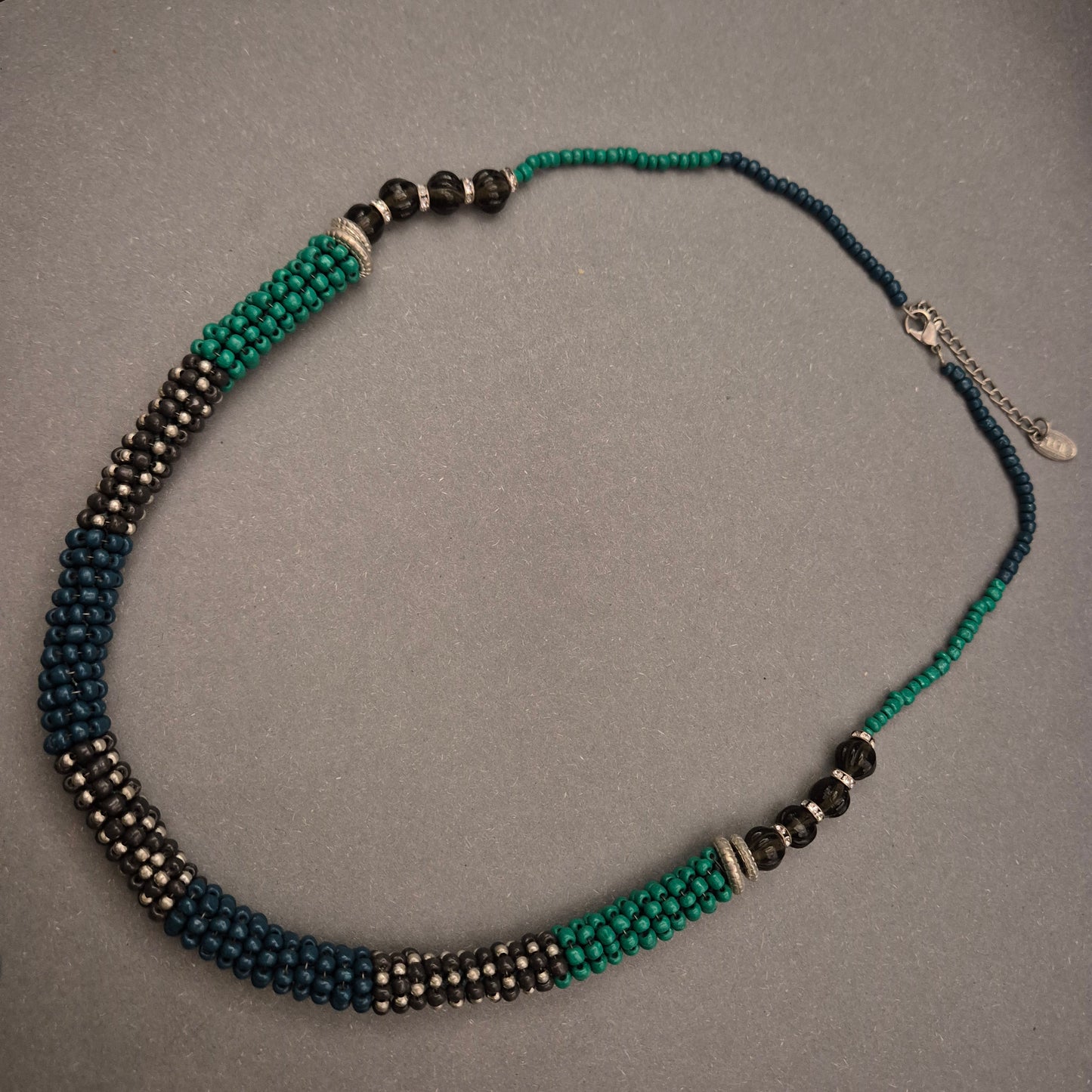 Perlen Halskette in Blau-Grün-Schwarz – Handgearbeitet im Ethno-Stil