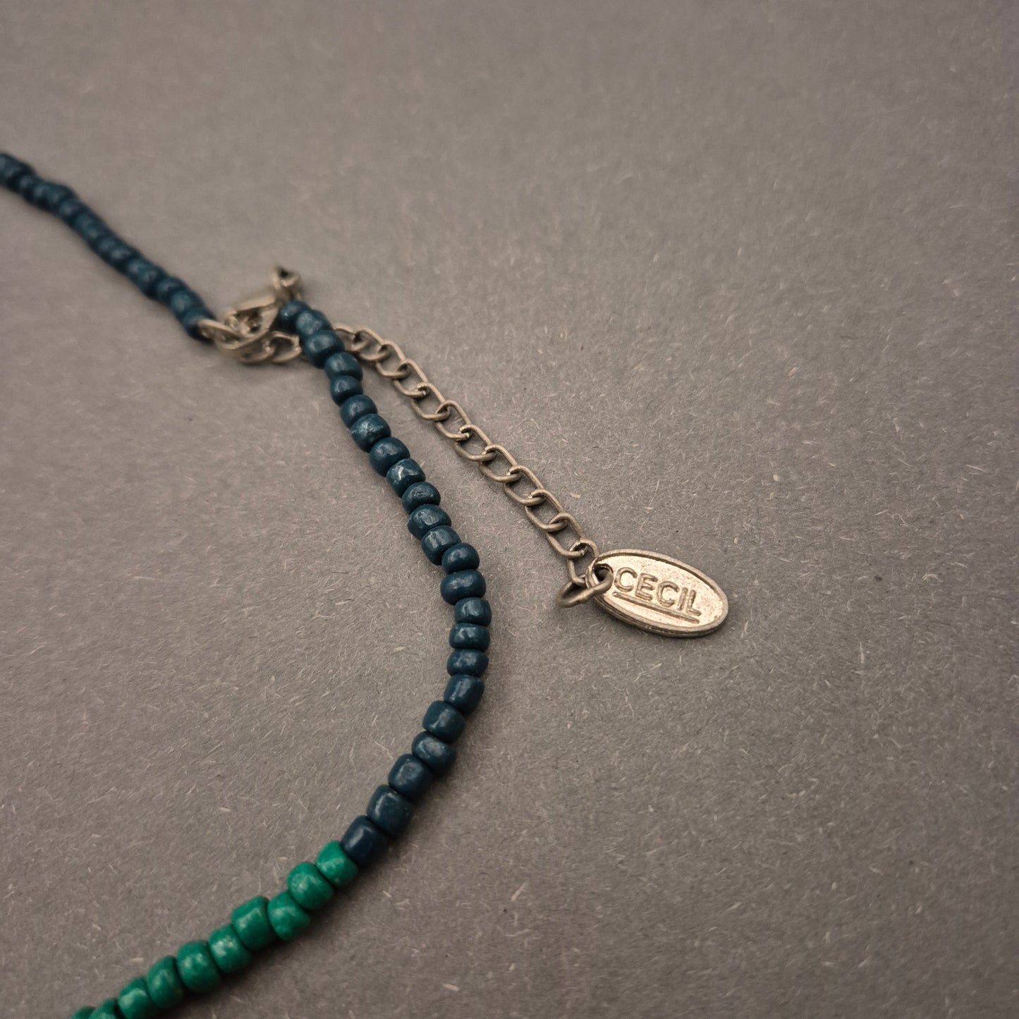 Perlen Halskette in Blau-Grün-Schwarz – Handgearbeitet im Ethno-Stil