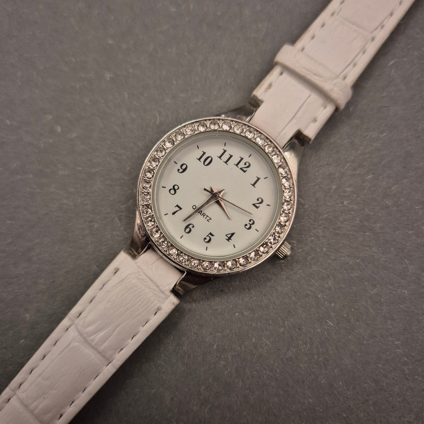 Elegante Eternal Damen Uhr mit funkelndem Steinbesatz