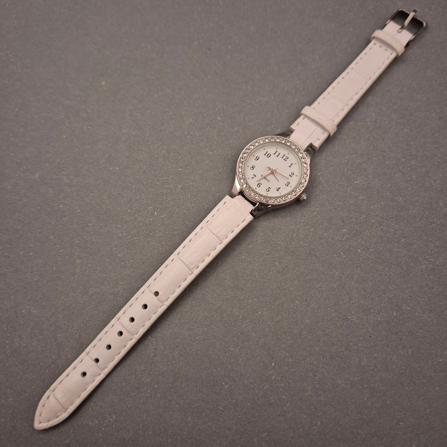 Elegante Eternal Damen Uhr mit funkelndem Steinbesatz