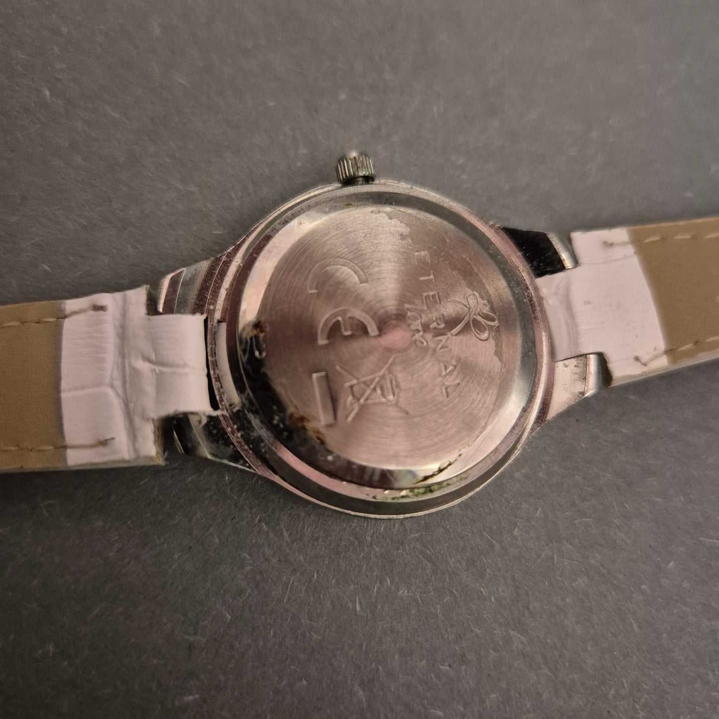Elegante Eternal Damen Uhr mit funkelndem Steinbesatz