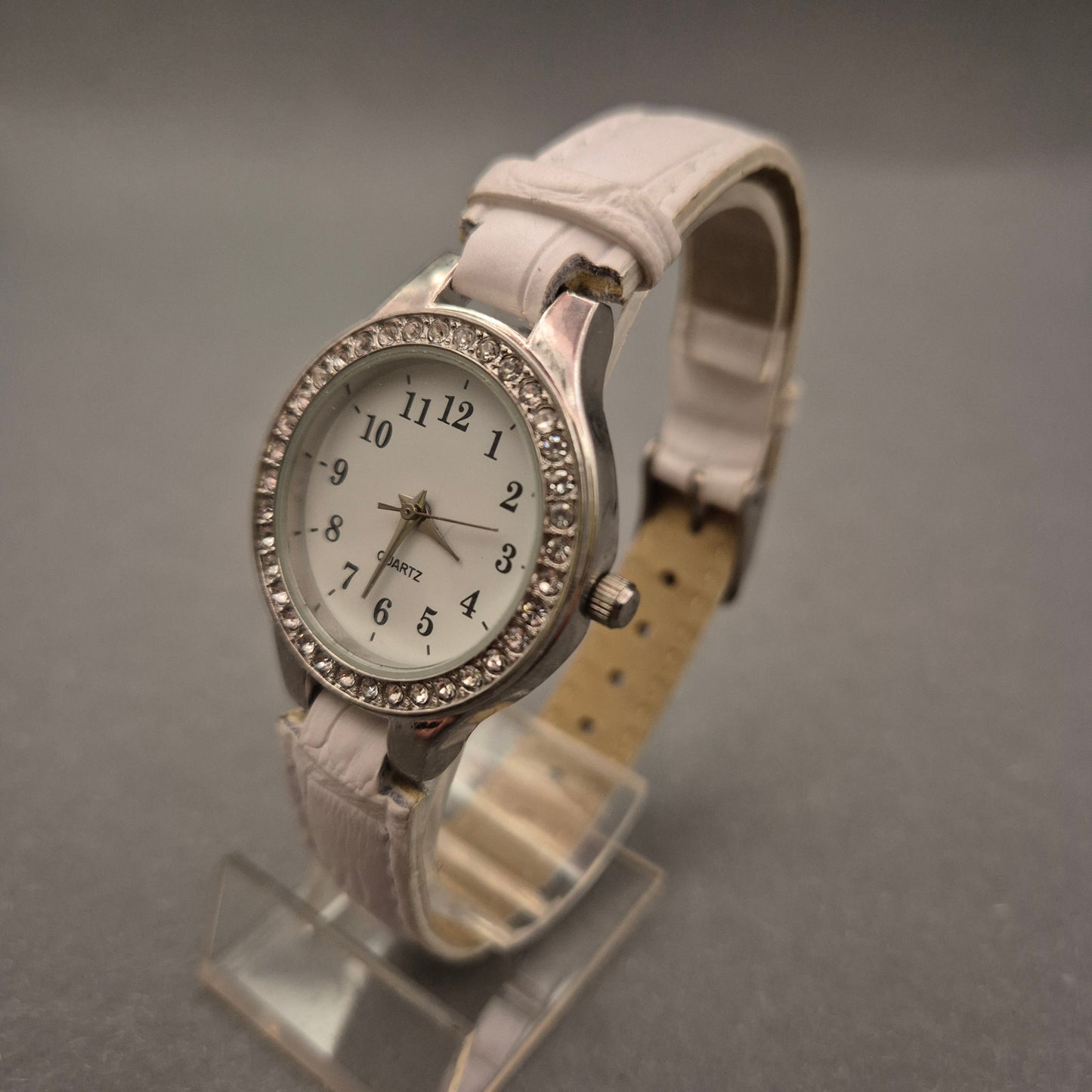 Elegante Eternal Damen Uhr mit funkelndem Steinbesatz