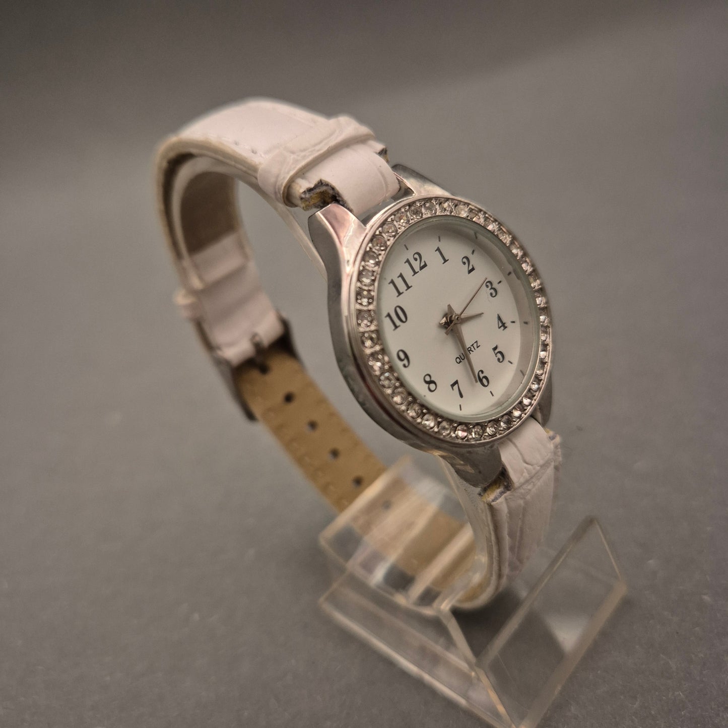 Elegante Eternal Damen Uhr mit funkelndem Steinbesatz