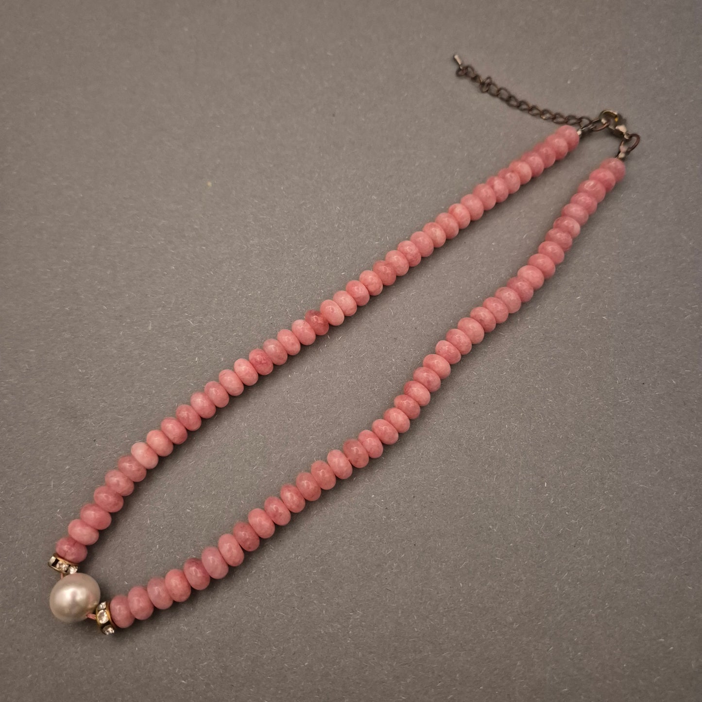Elegante Halskette mit rosa Steinperlen und Zuchtperle