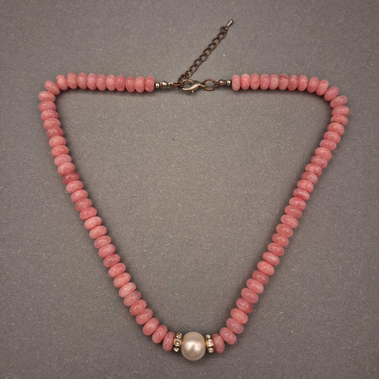 Elegante Halskette mit rosa Steinperlen und Zuchtperle