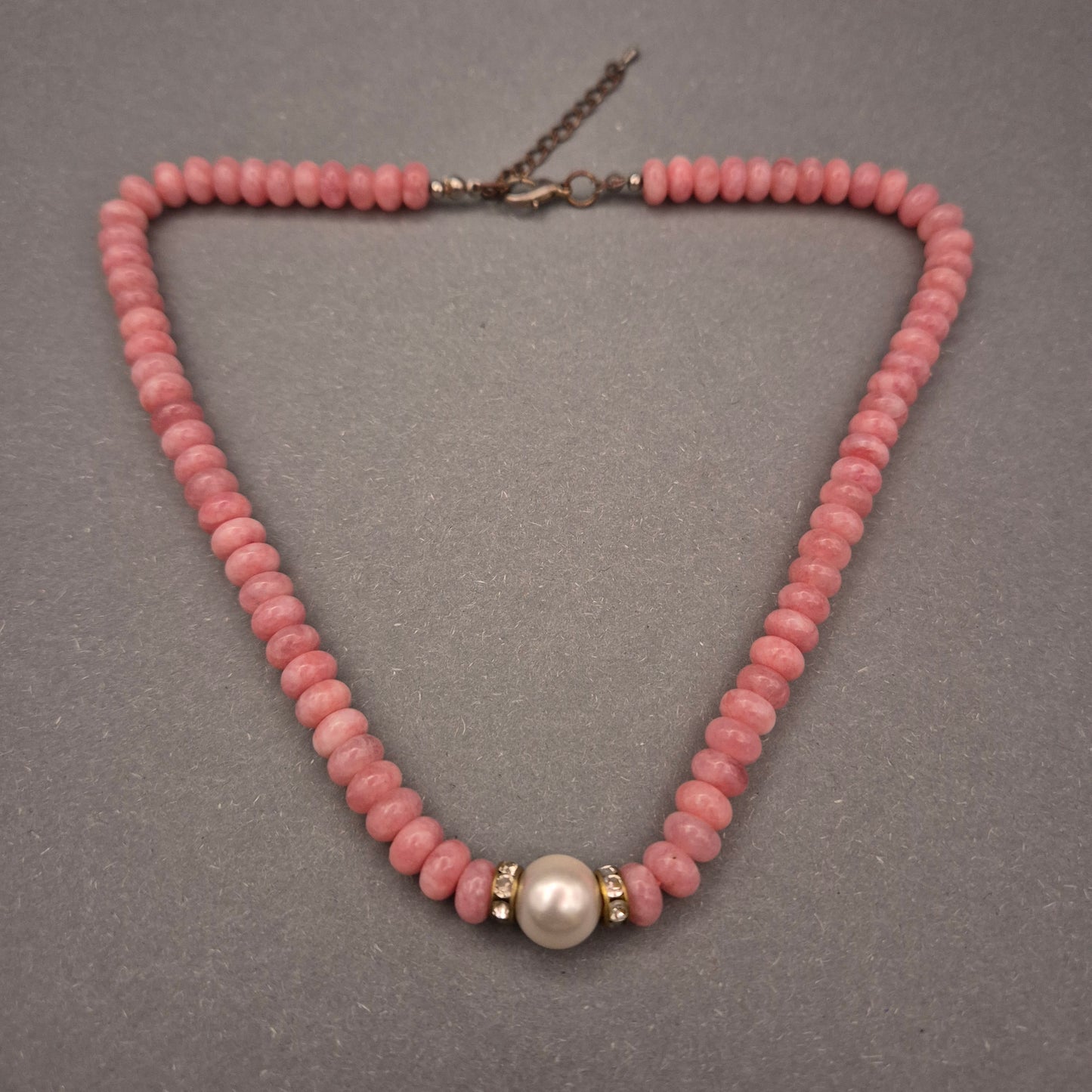 Elegante Halskette mit rosa Steinperlen und Zuchtperle