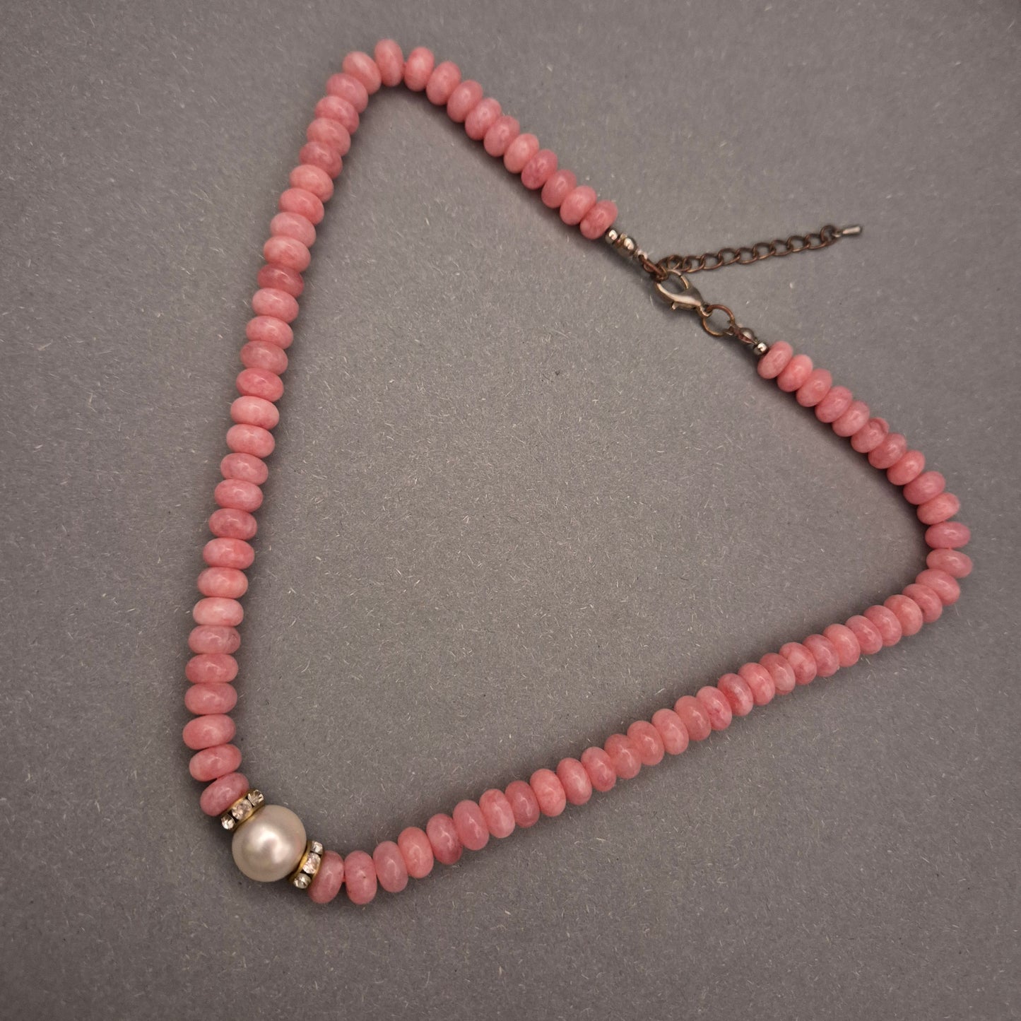 Elegante Halskette mit rosa Steinperlen und Zuchtperle