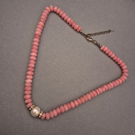 Elegante Halskette mit rosa Steinperlen und Zuchtperle