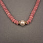 Elegante Halskette mit rosa Steinperlen und Zuchtperle