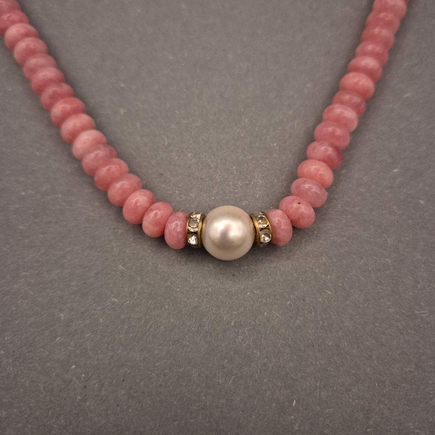 Elegante Halskette mit rosa Steinperlen und Zuchtperle