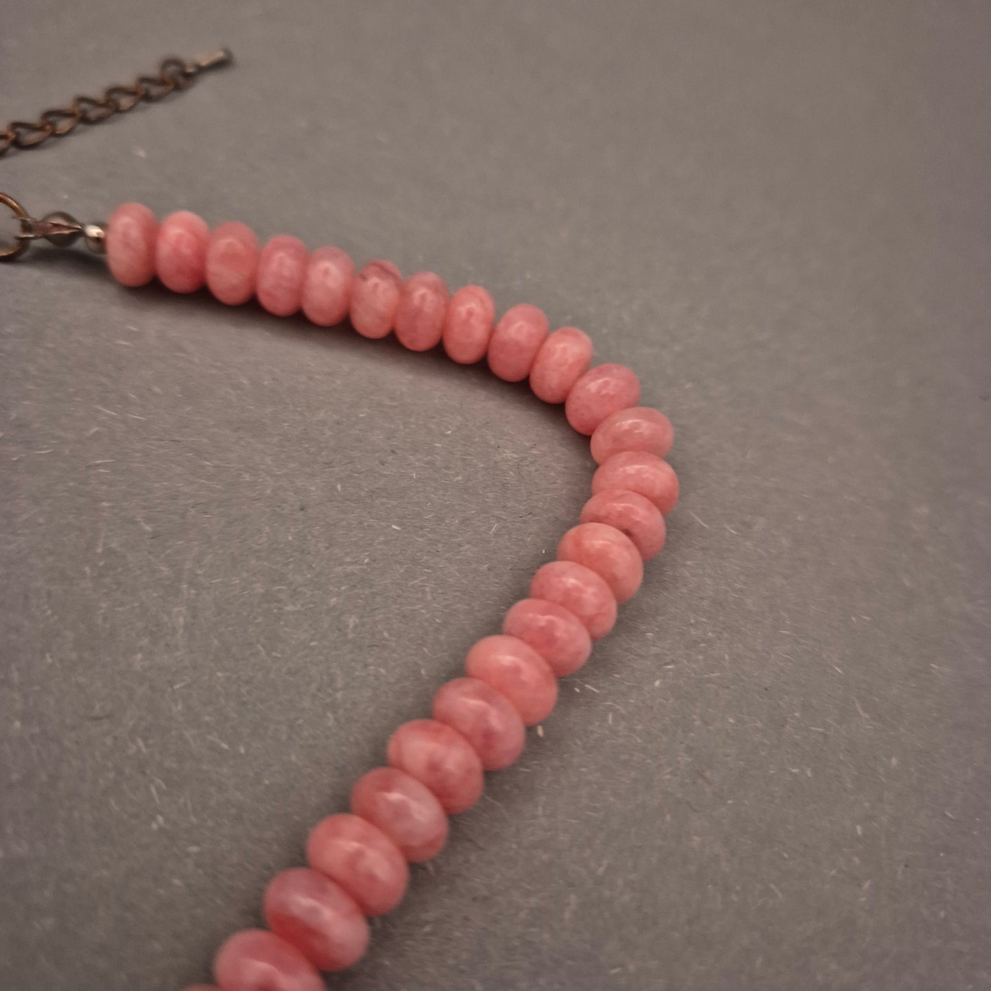 Elegante Halskette mit rosa Steinperlen und Zuchtperle