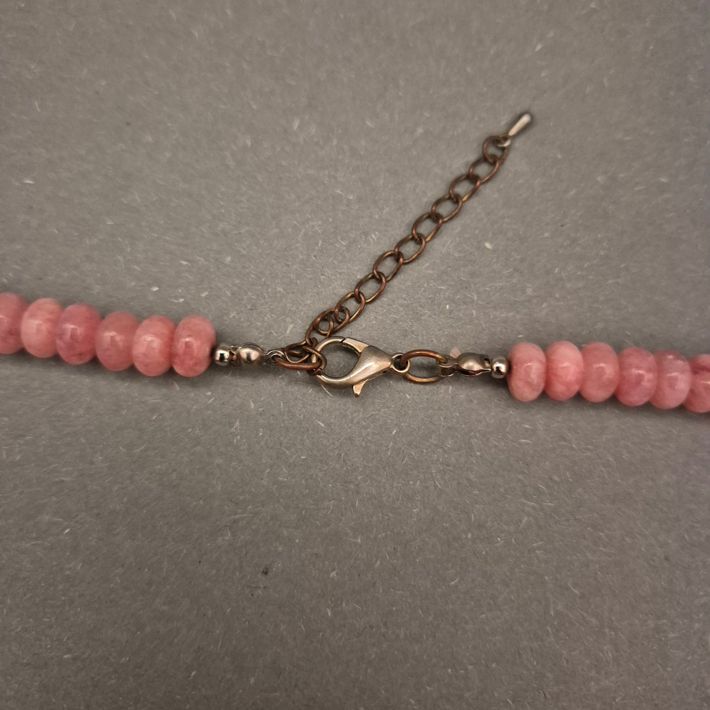 Elegante Halskette mit rosa Steinperlen und Zuchtperle