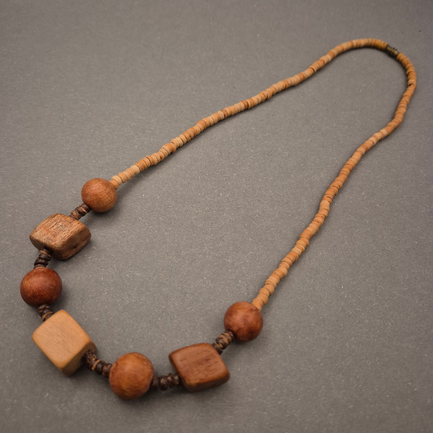 Rustikale Holzkette – Naturtöne mit geometrischen Akzenten
