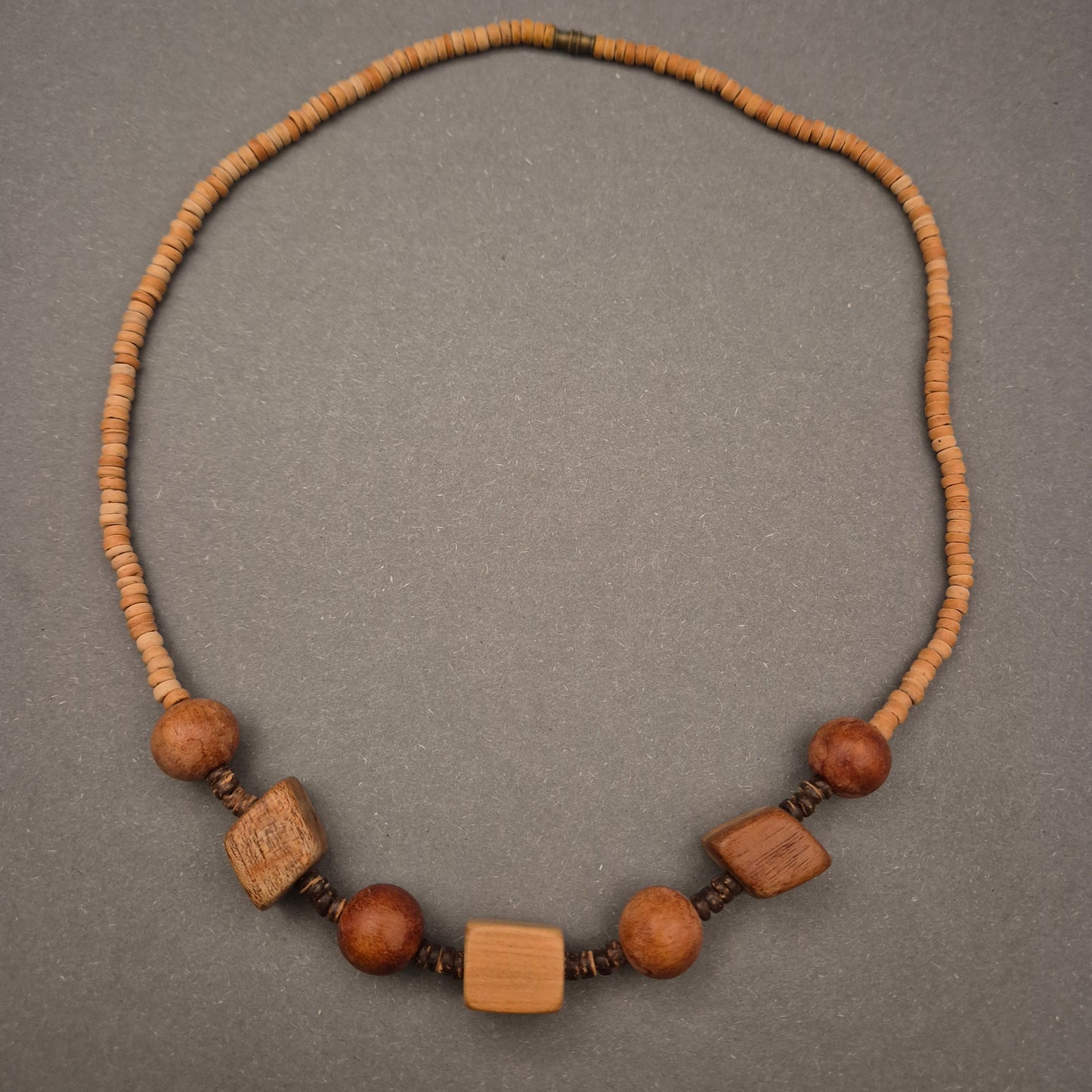 Rustikale Holzkette – Naturtöne mit geometrischen Akzenten