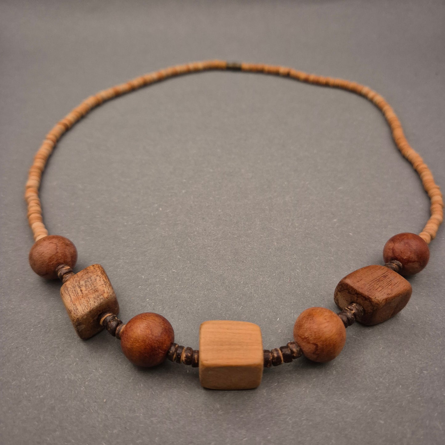 Rustikale Holzkette – Naturtöne mit geometrischen Akzenten