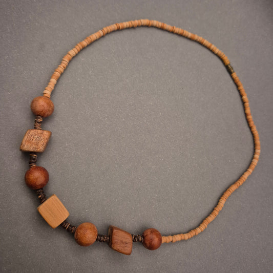 Rustikale Holzkette – Naturtöne mit geometrischen Akzenten