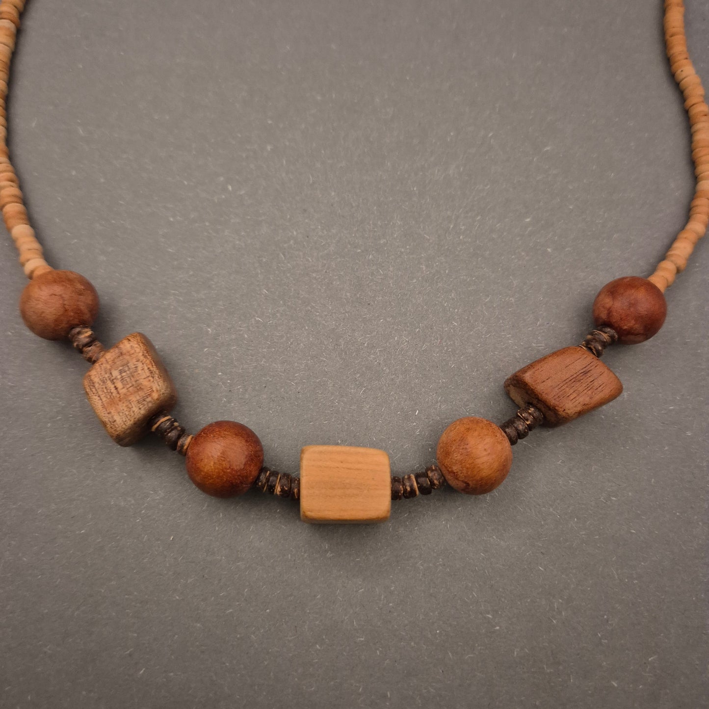 Rustikale Holzkette – Naturtöne mit geometrischen Akzenten