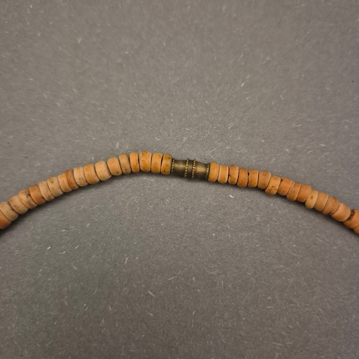 Rustikale Holzkette – Naturtöne mit geometrischen Akzenten
