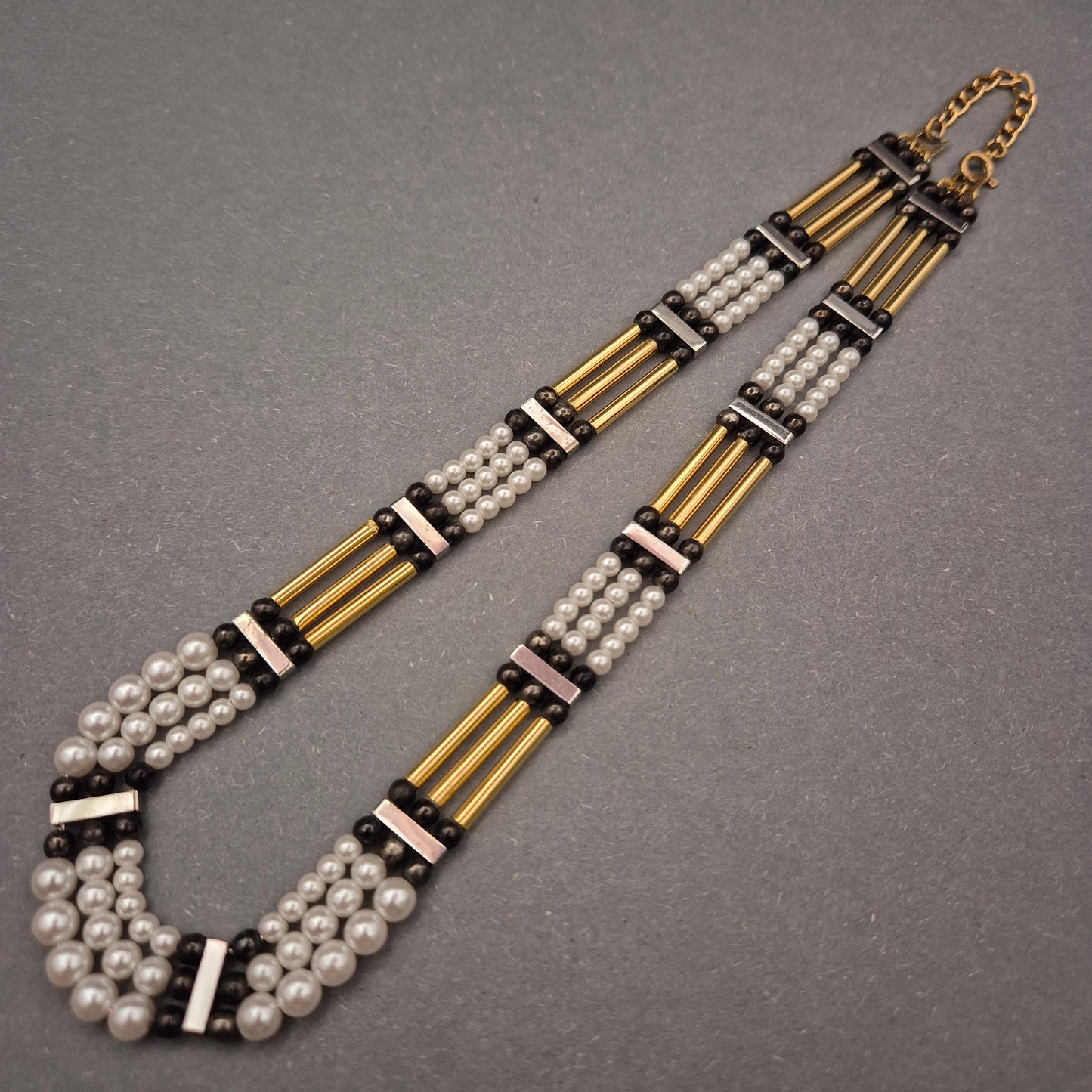 Statement Collier – Mehrreihige Perlenkette mit Gold-Elementen