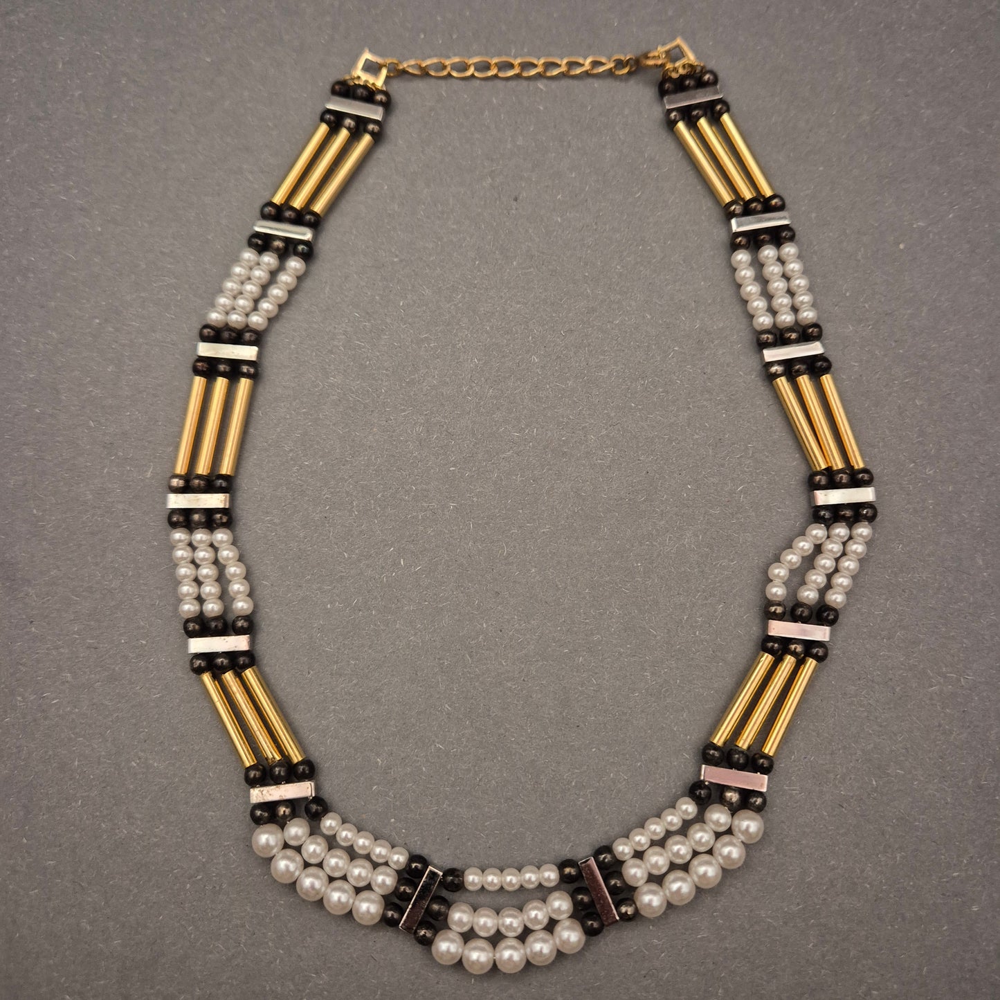 Statement Collier – Mehrreihige Perlenkette mit Gold-Elementen